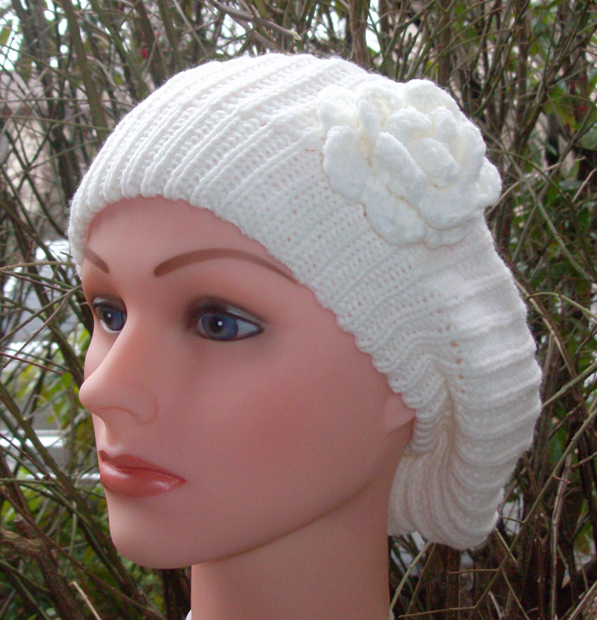 Single flower beret cream