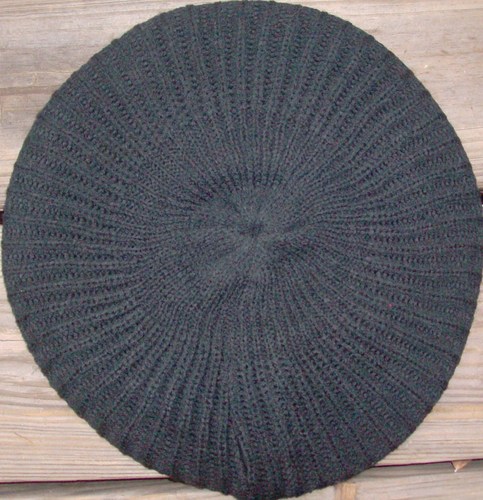 Plain lined beret black