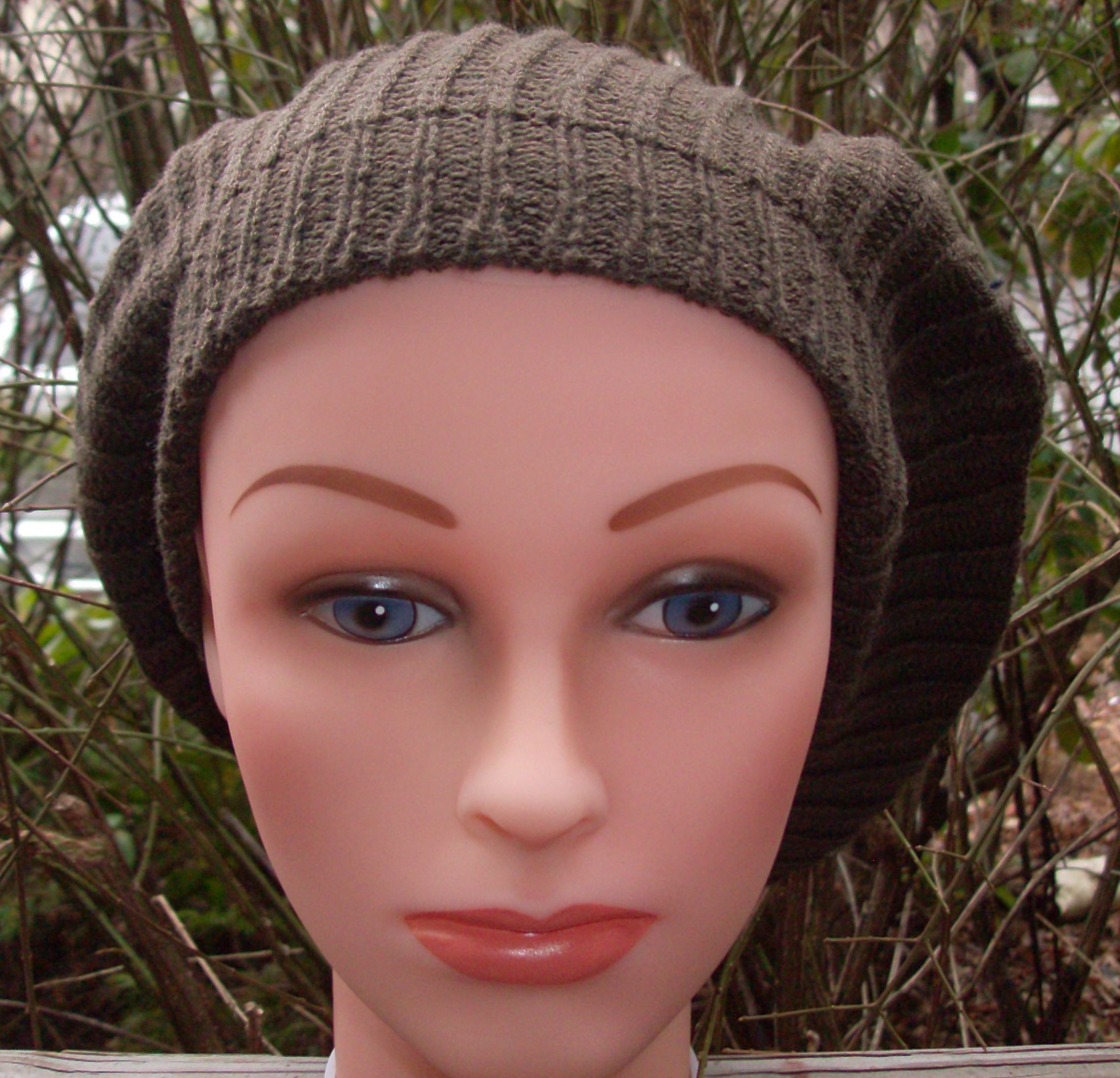 Plain lined beret brown
