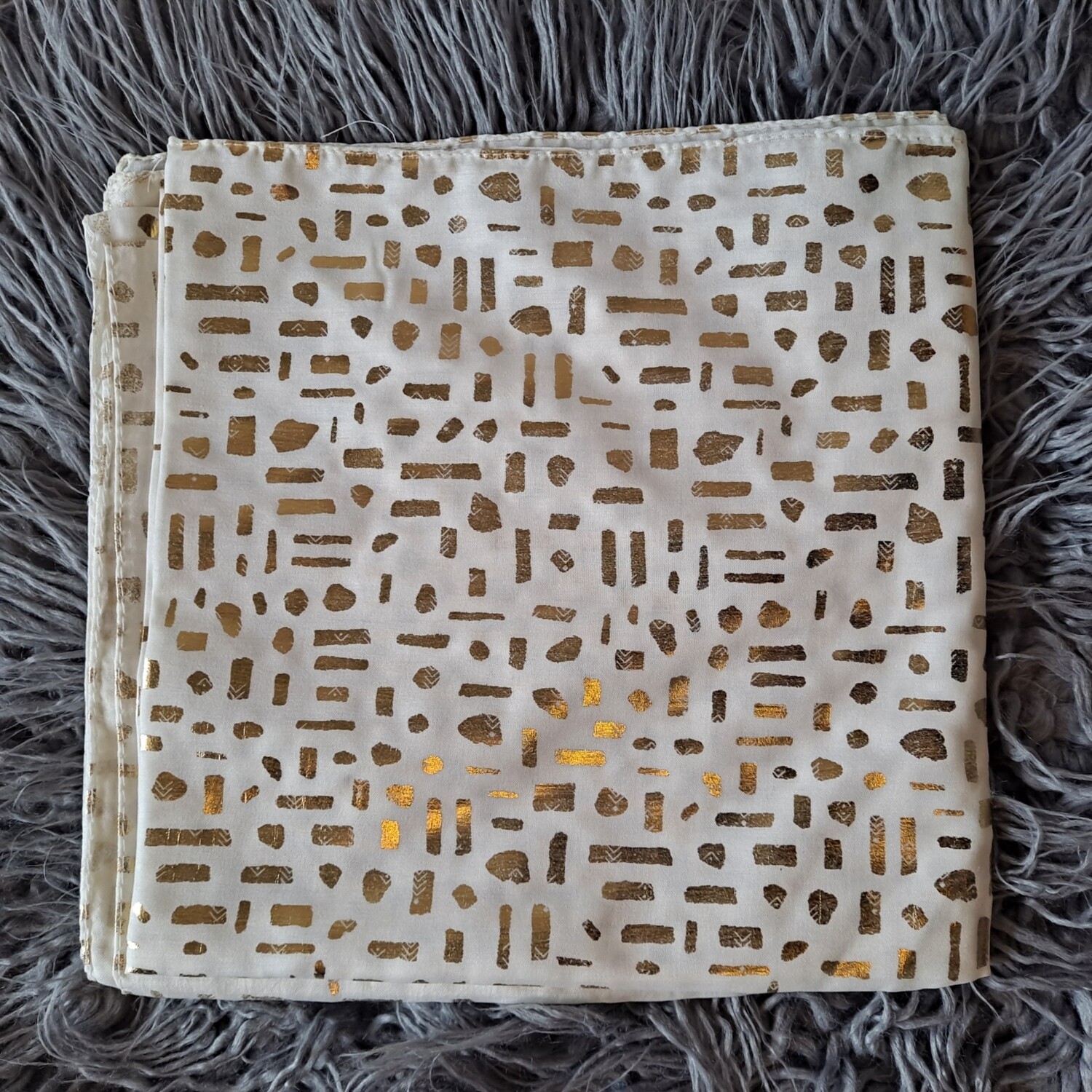 Off white/gold metallic shapes patterned tichel