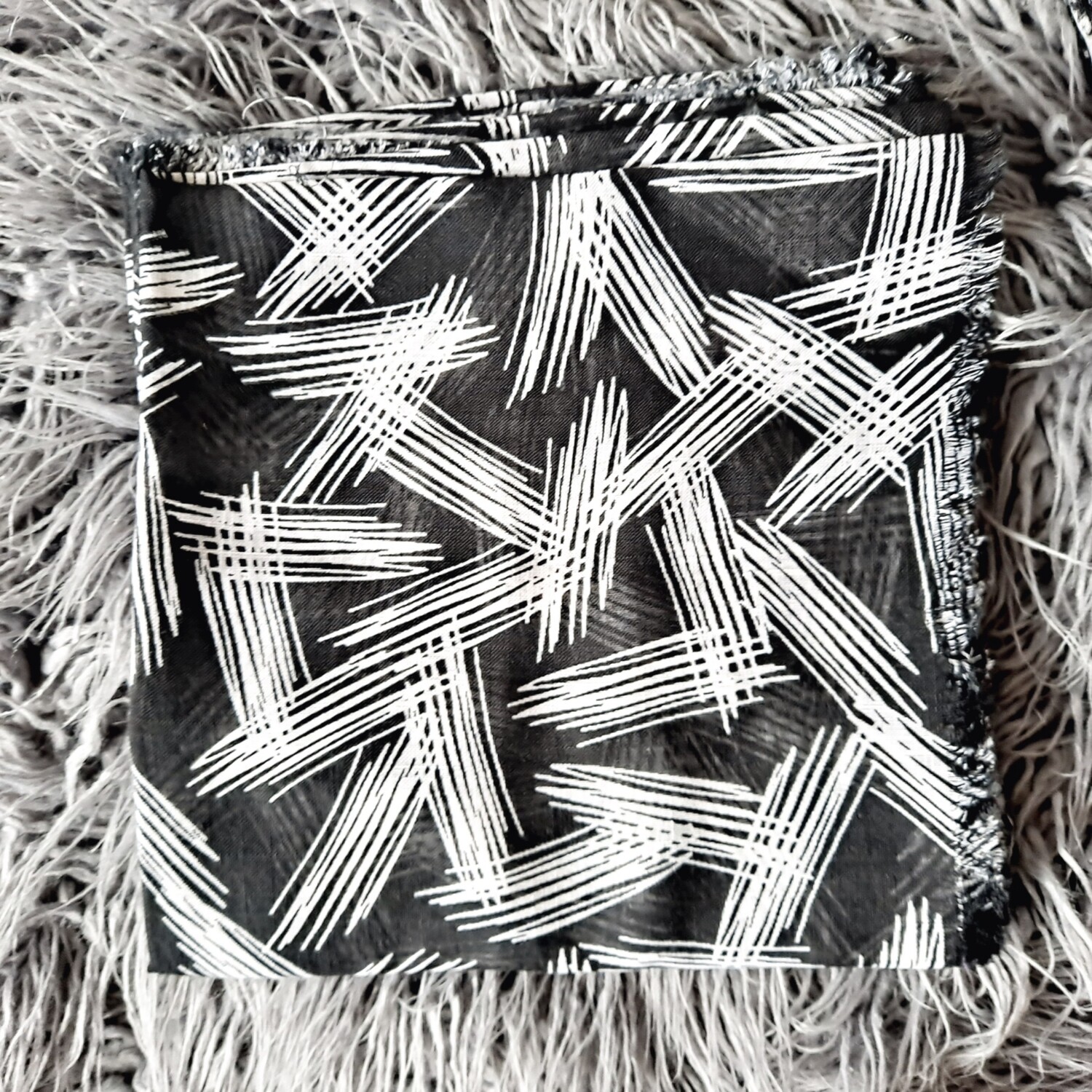 Black/white splashes - soft fringes tichel