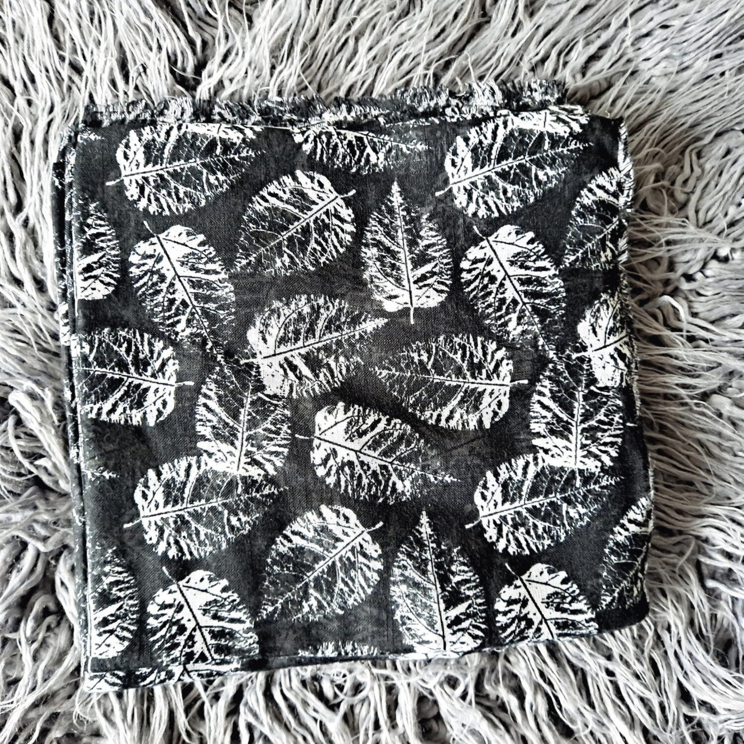 Black/white leaves - soft fringes tichel