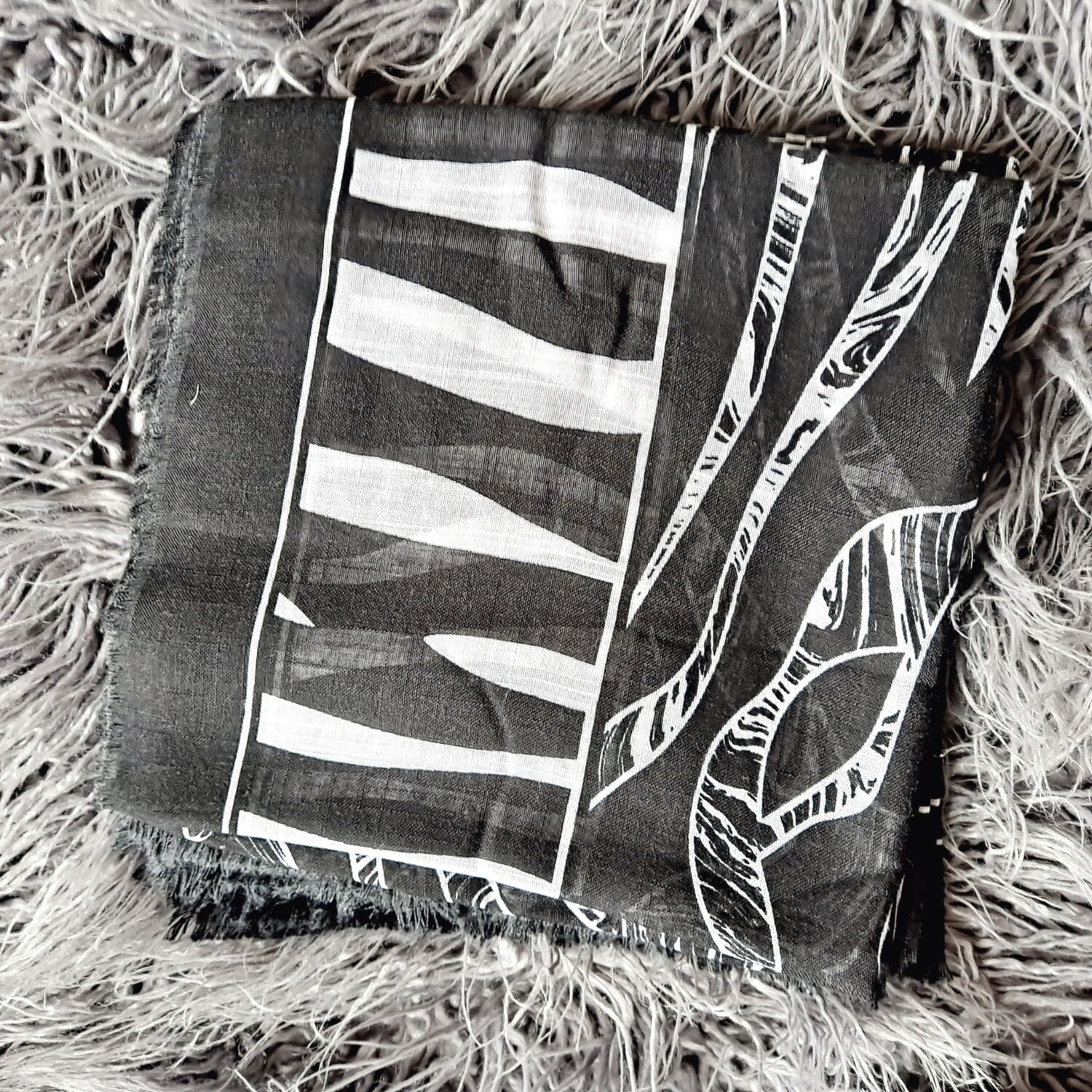 Black/white patterned - soft fringes tichel