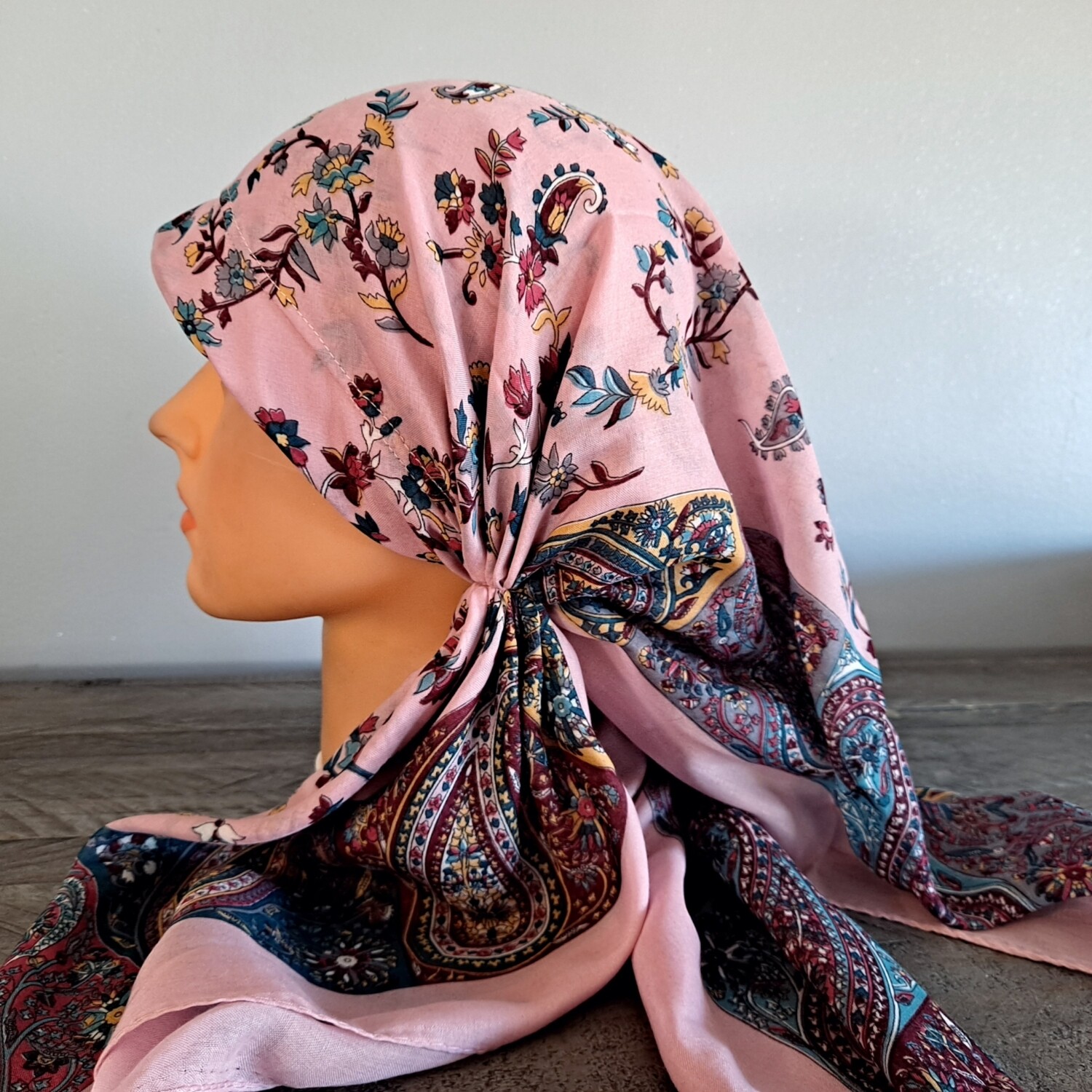 Pink paisley long back pre-tied kerchief w/band sewn in