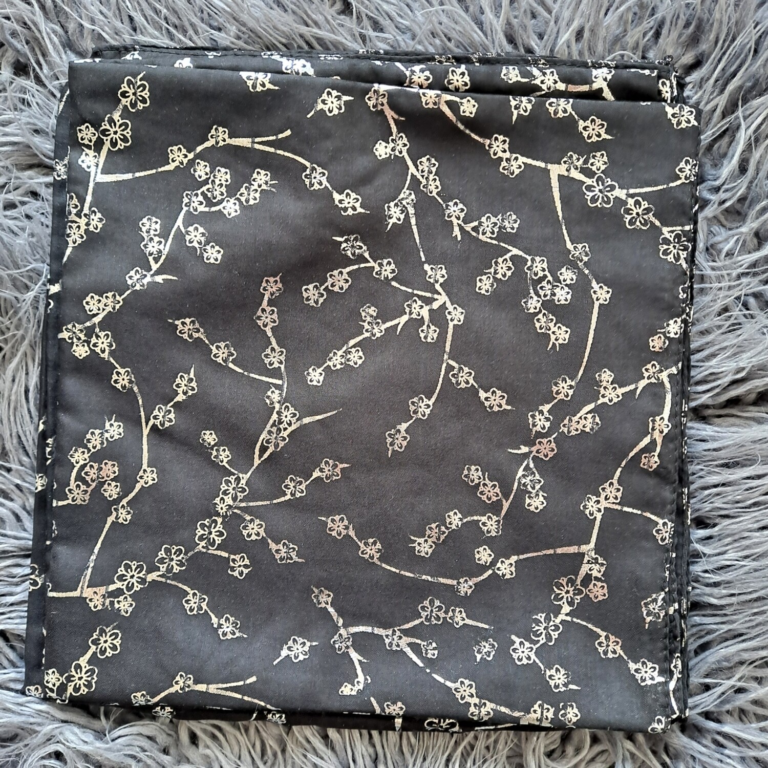 Black/silver metallic berries patterned tichel