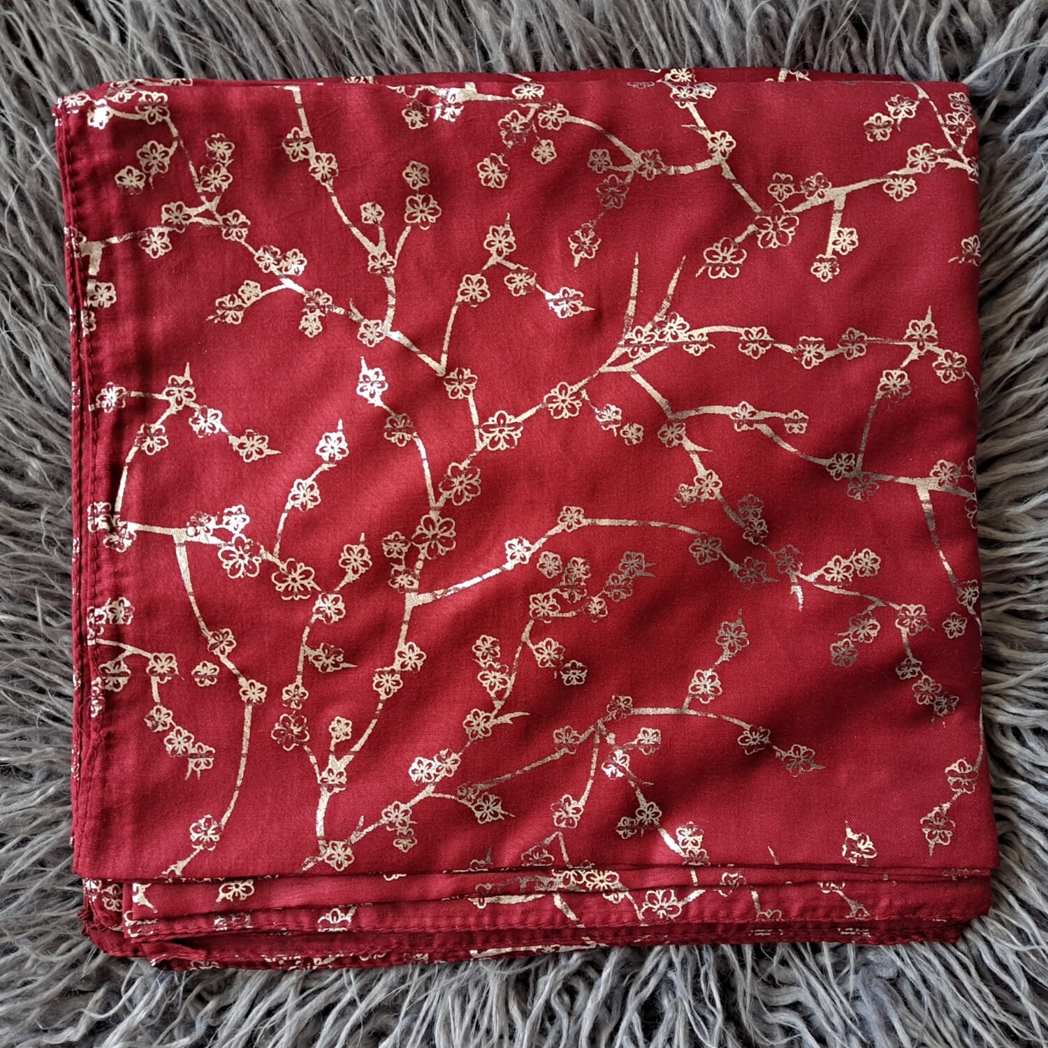 Maroon/silver metallic berries patterned tichel
