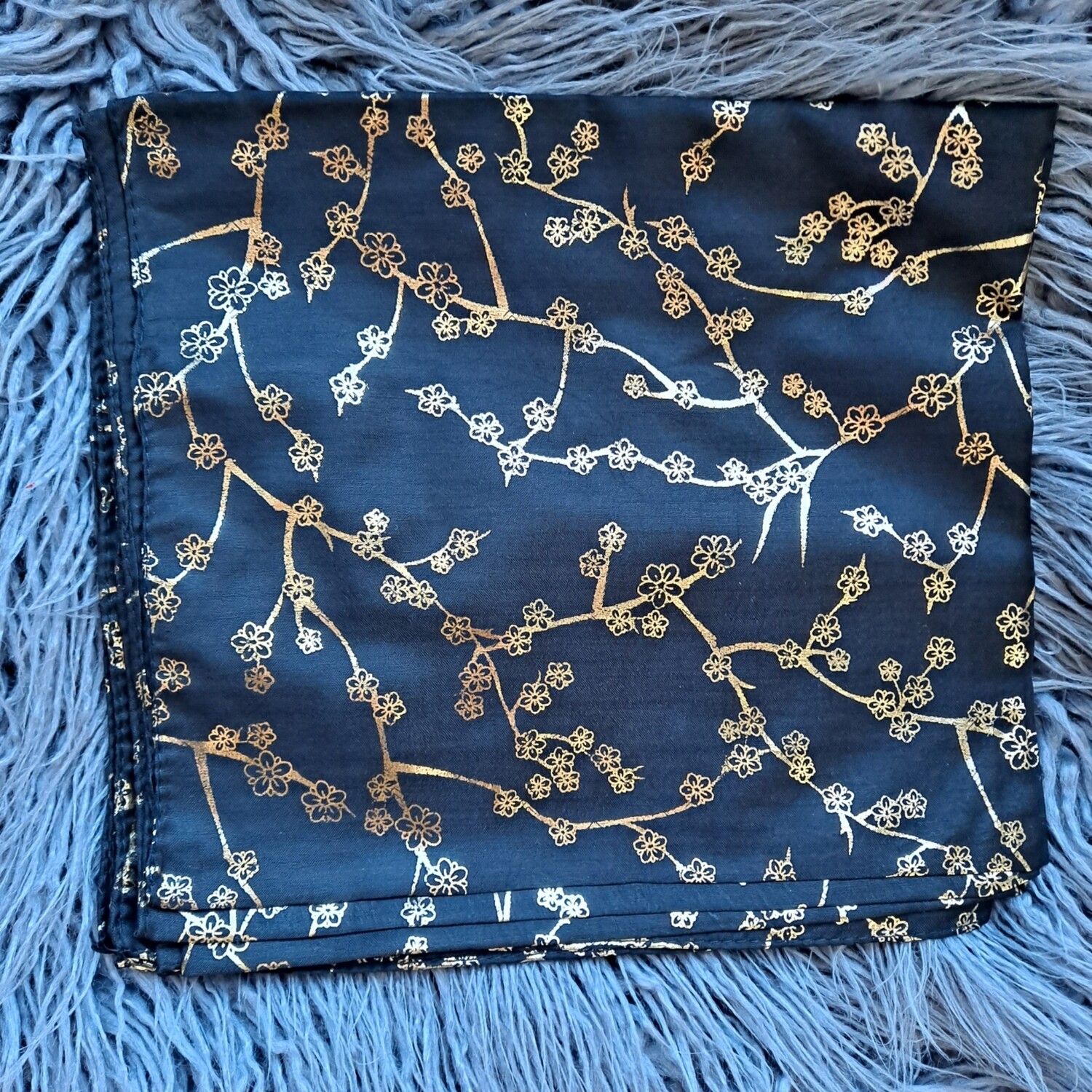 Black/gold metallic berries patterned tichel