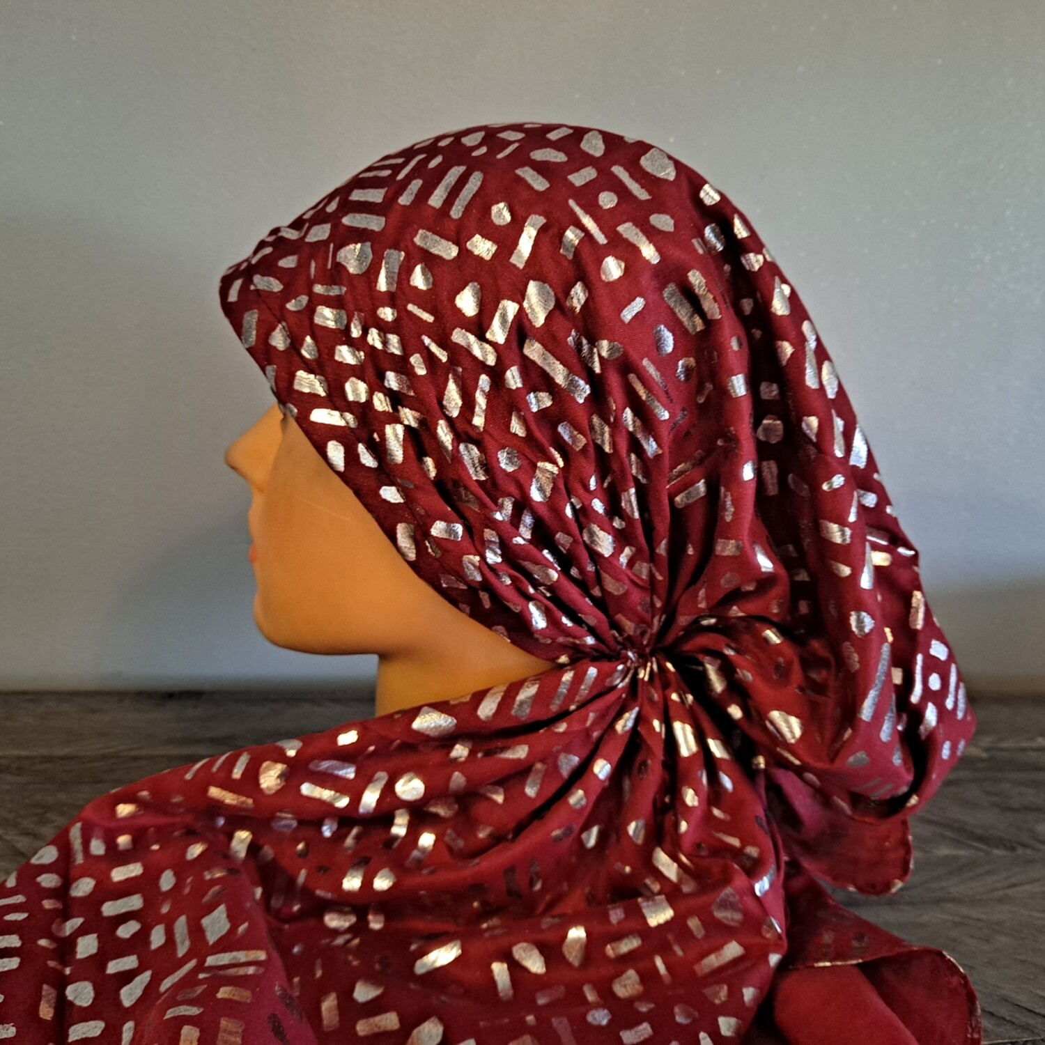 Maroon/silver shapes metallic patterned pretied tichel