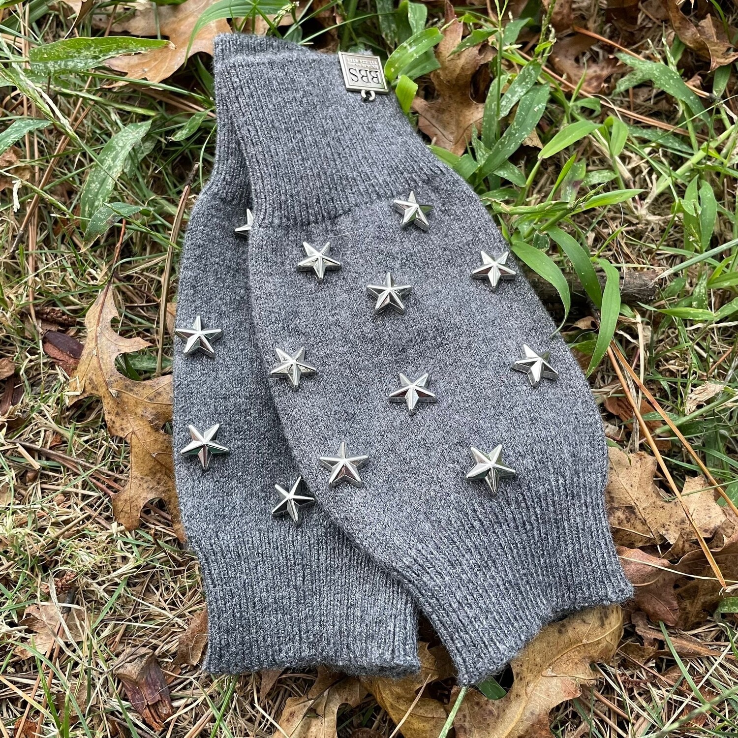 Thin fingerless gloves w/silver stars - dark gray