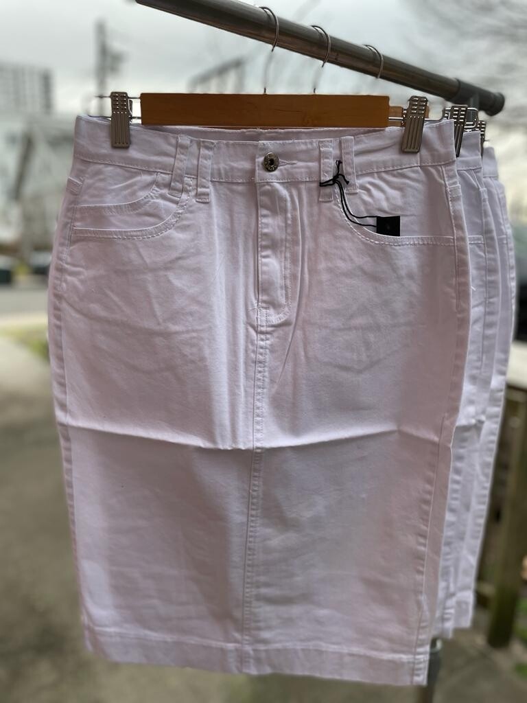 Knee length denim skirt w/sequined back pockets