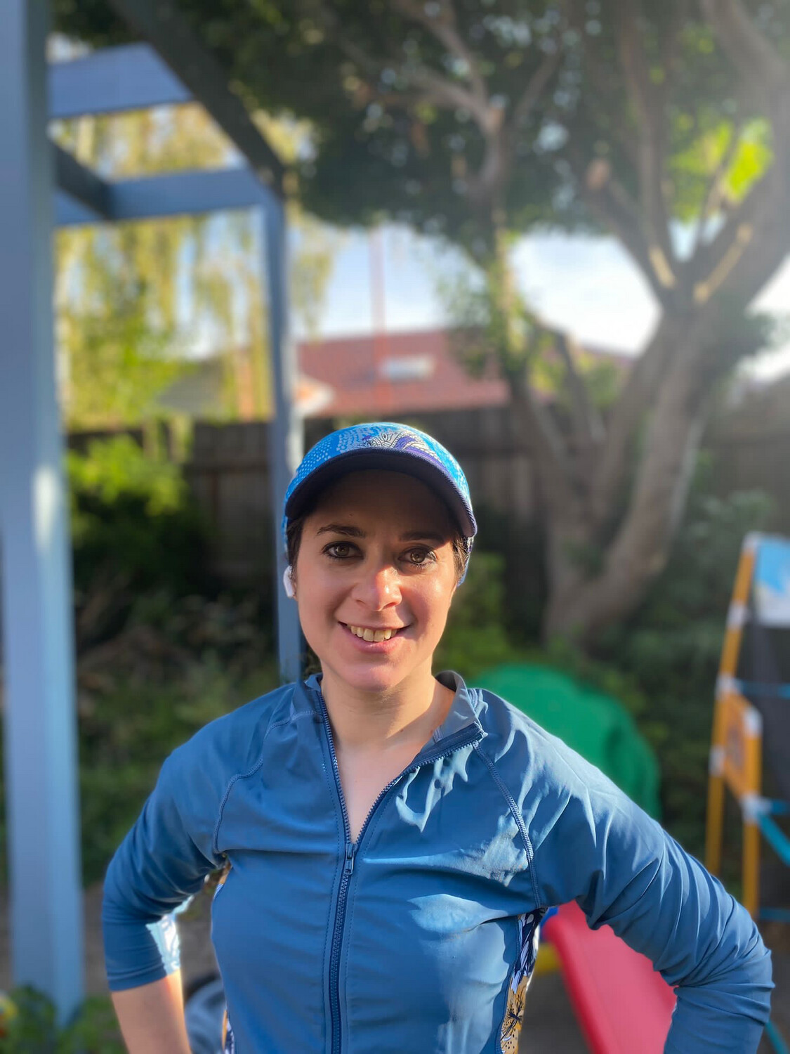 Medium/long tailed pretied w/peak cap