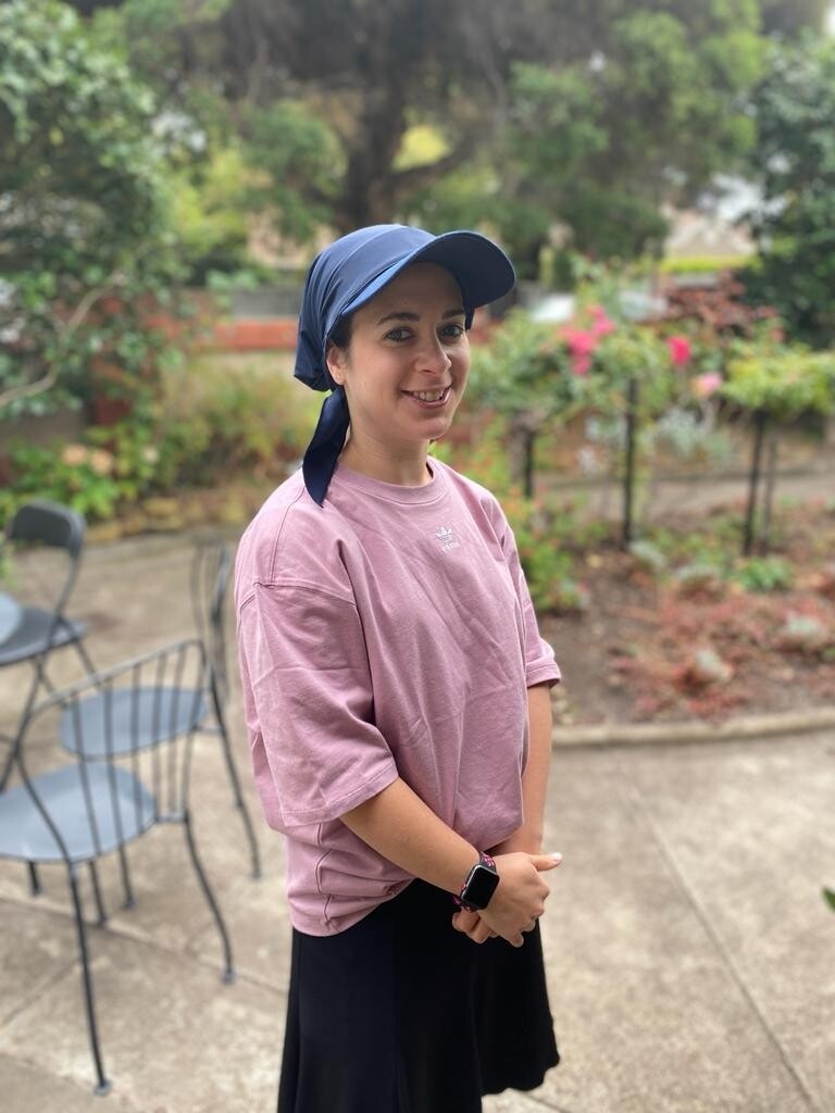 Medium/long tailed pretied w/peak cap