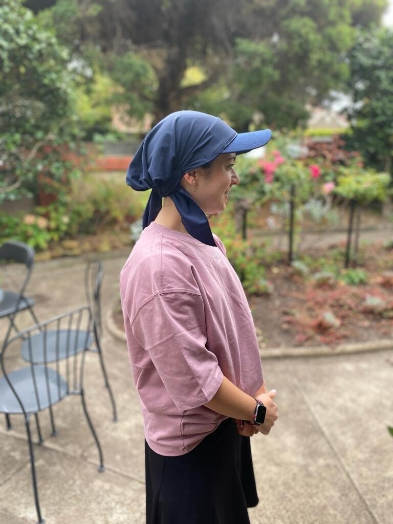 Medium/long tailed pretied w/peak cap