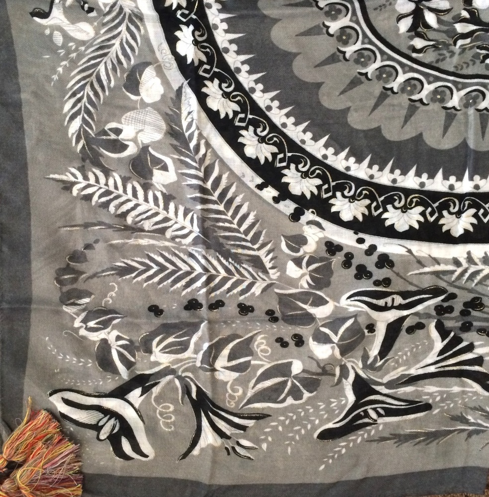 Gray soft tichel with floral pattern