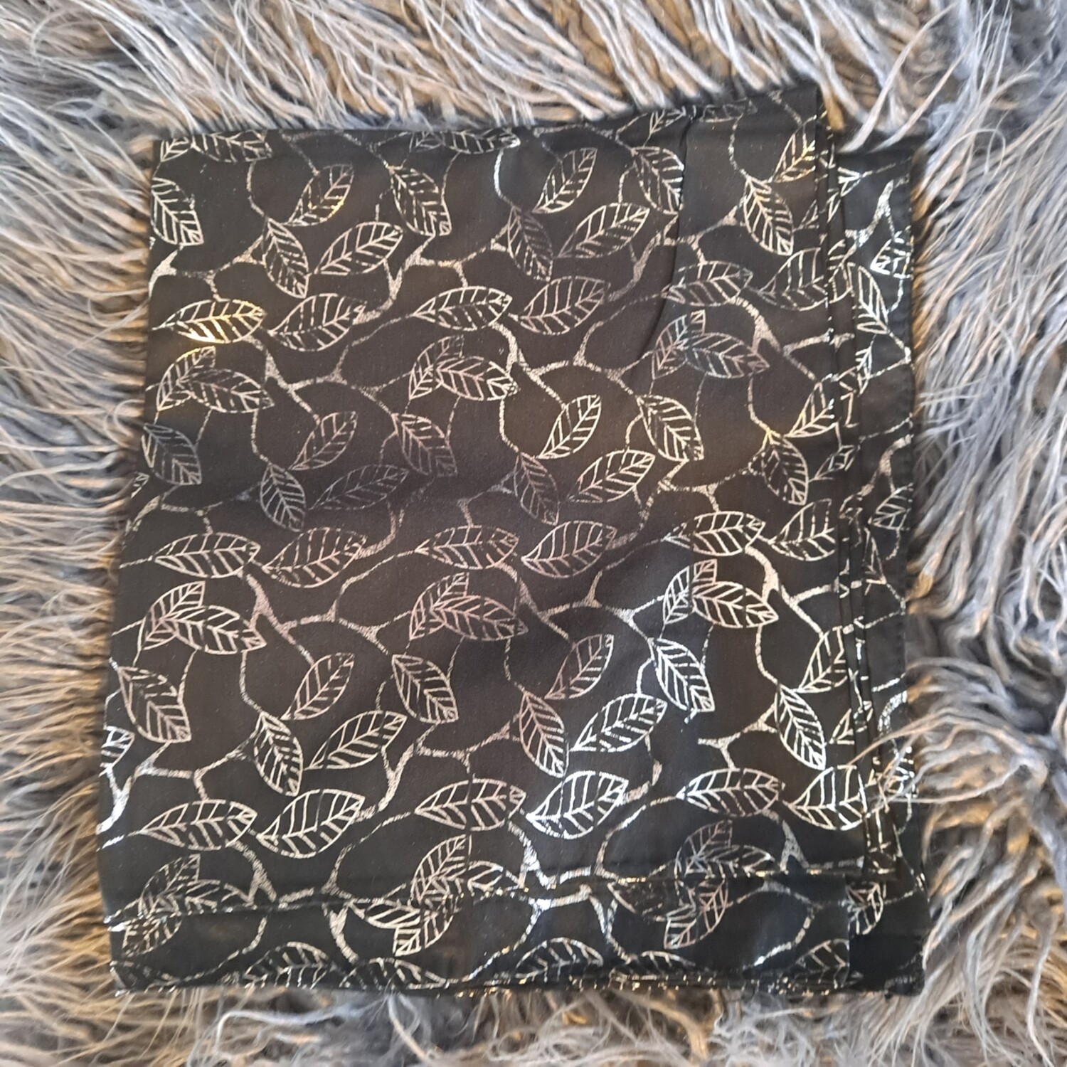 Black/silver metallic small leaves patterned tichel