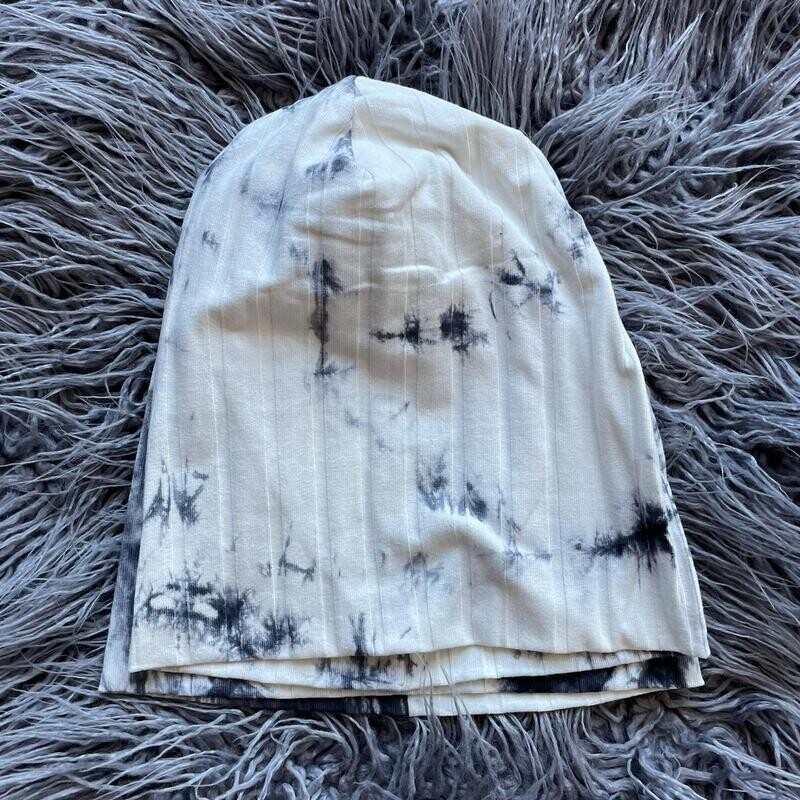 Gray/black tie dyed wide ribbed beanie