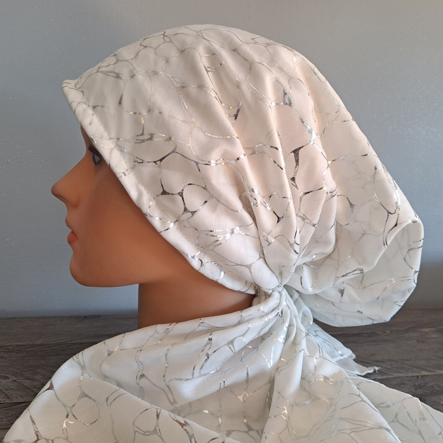 Soft white/silver patterned metallic pretied tichel