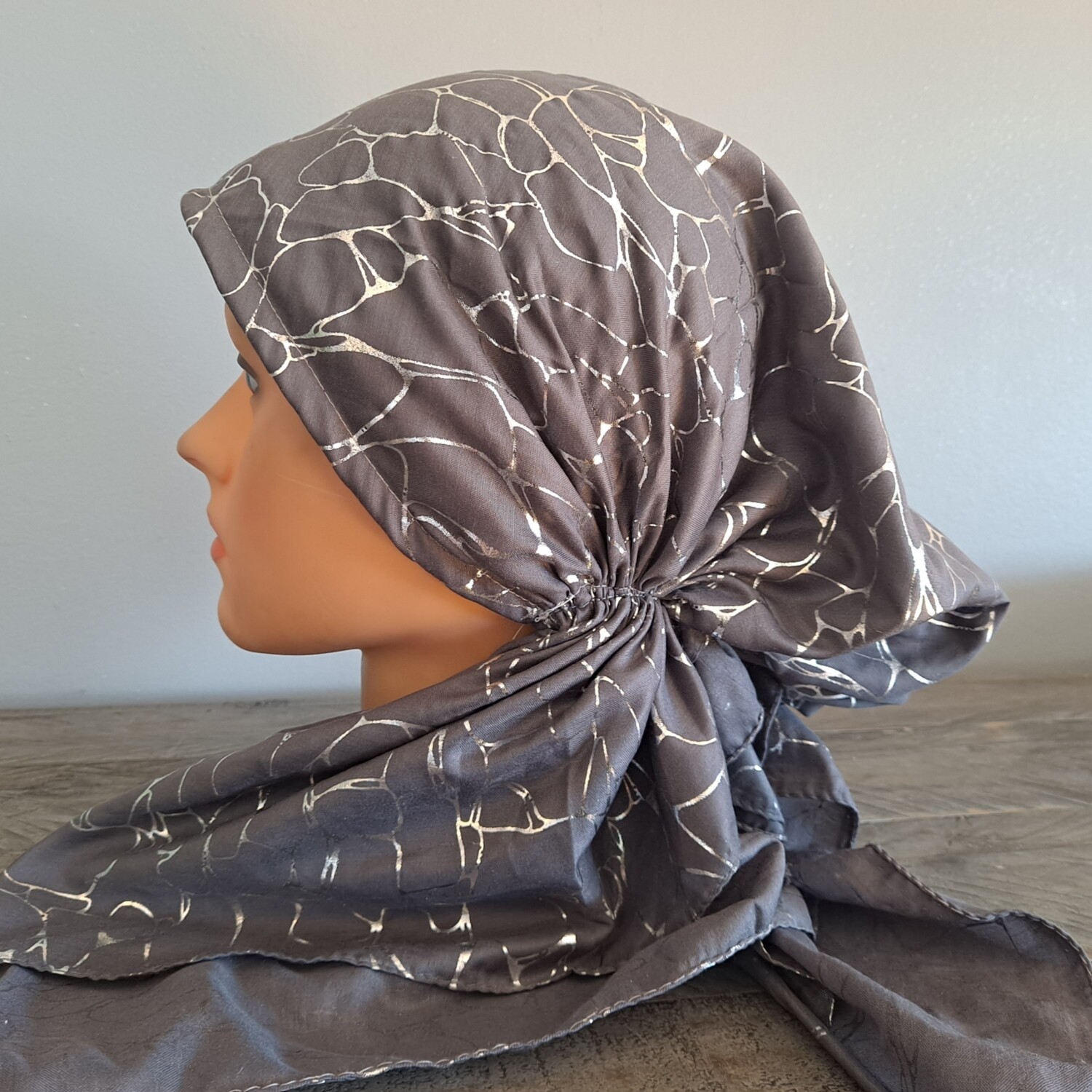 Gray/silver patterned metallic pretied tichel