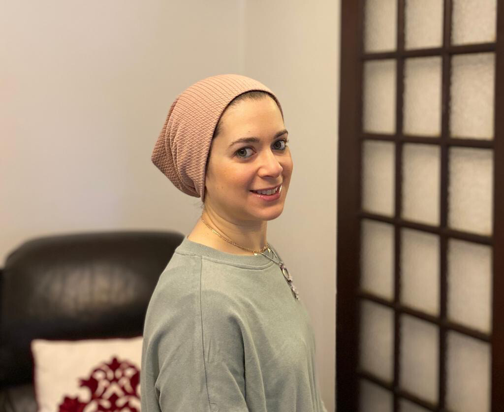 Blush/mauve fine cable ribbed beanie