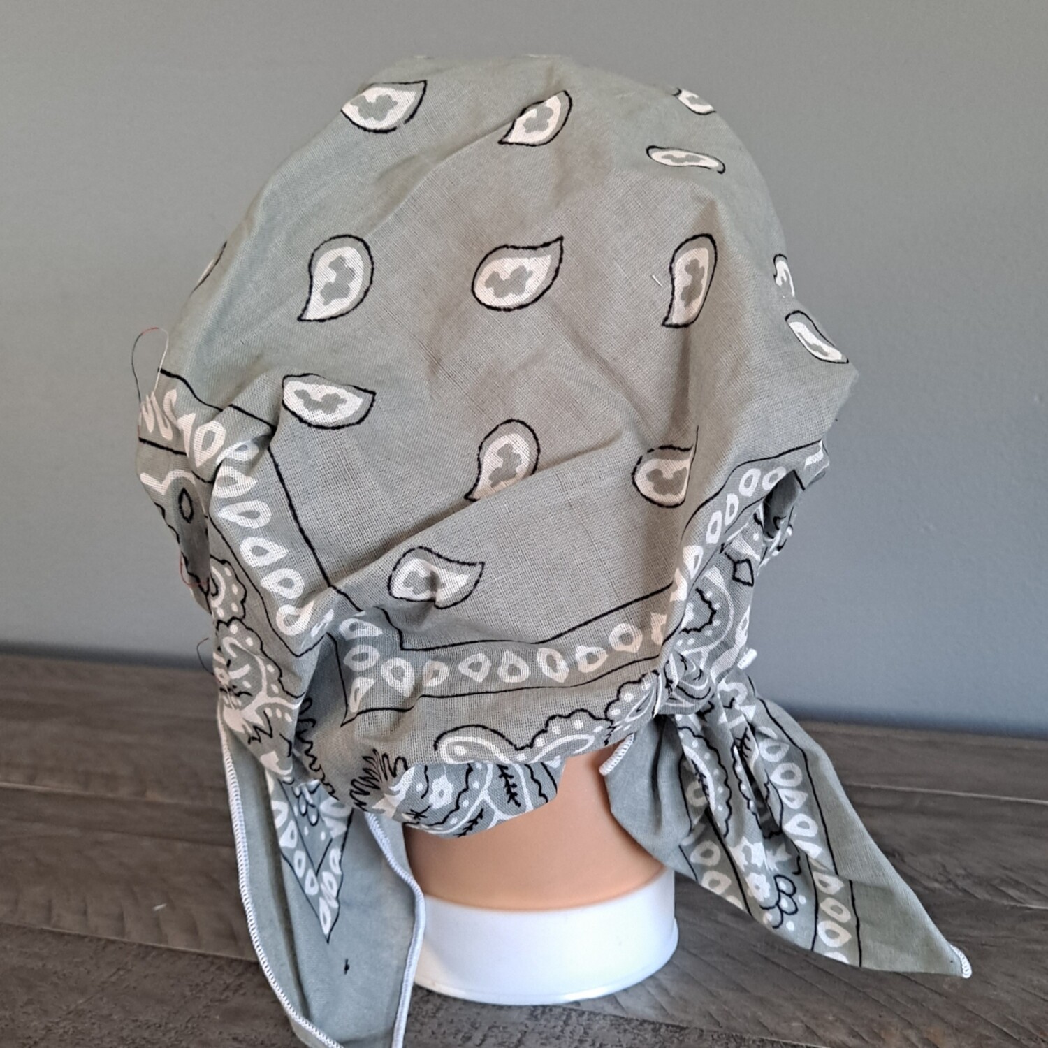 Pre tied bandana light gray