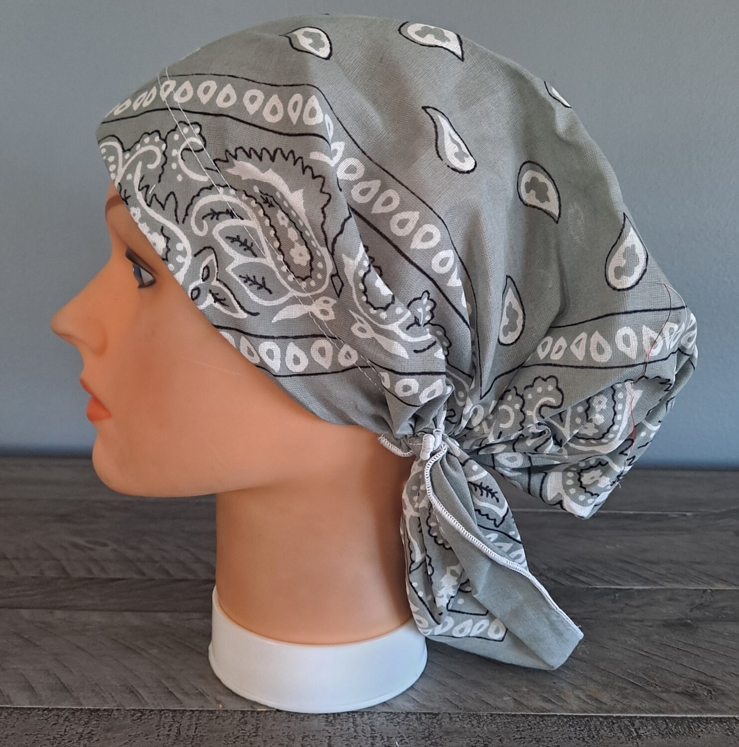 Pre tied bandana light gray