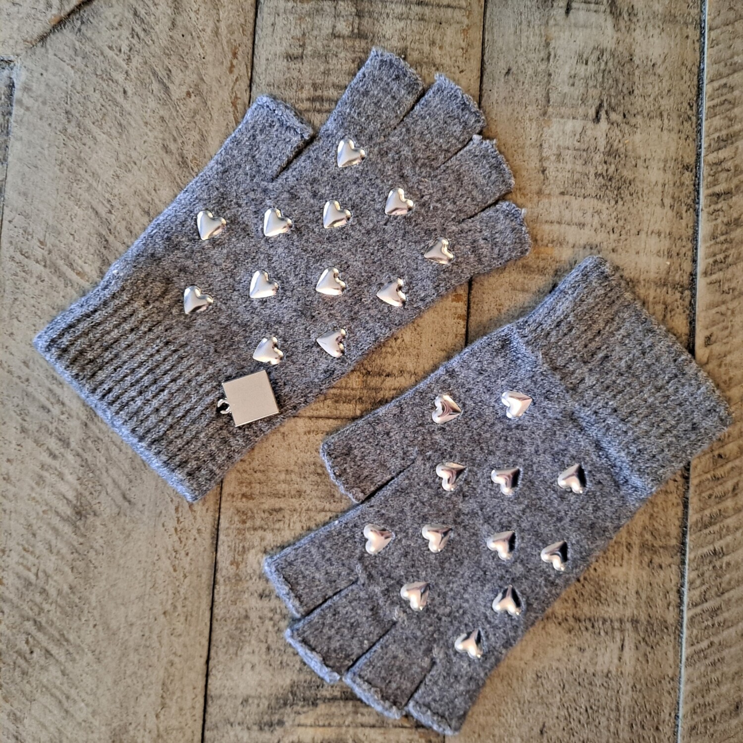 Thin half finger gloves w/silver hearts - gray