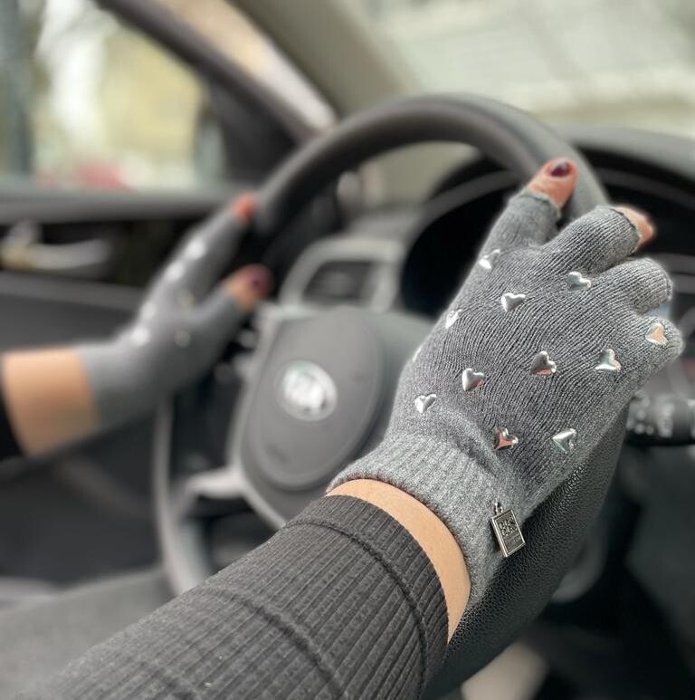Thin fingerless gloves w/silver hearts - gray