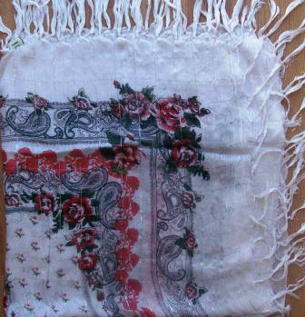 Delicate tichel with red flowers (white background)