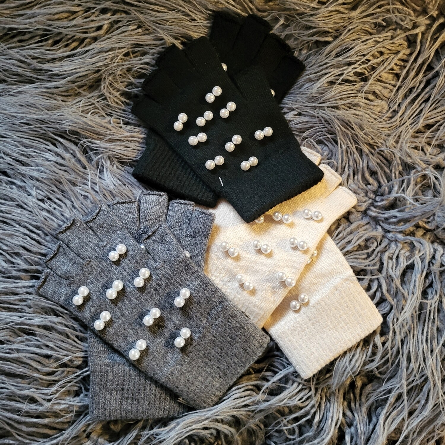 Thin half finger gloves w/pearls