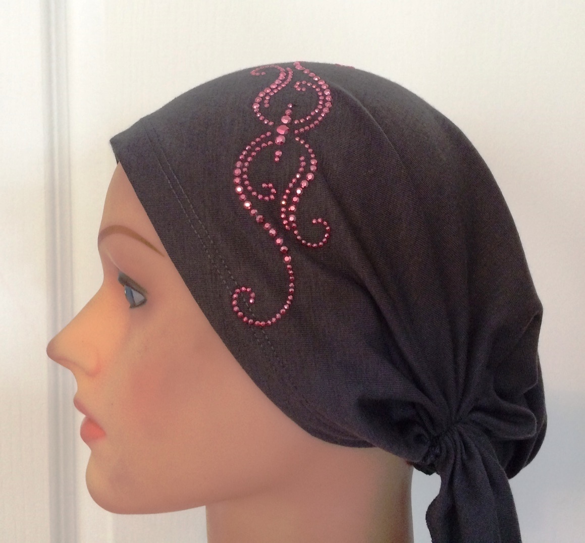 Gray pretied tichel with pink applique