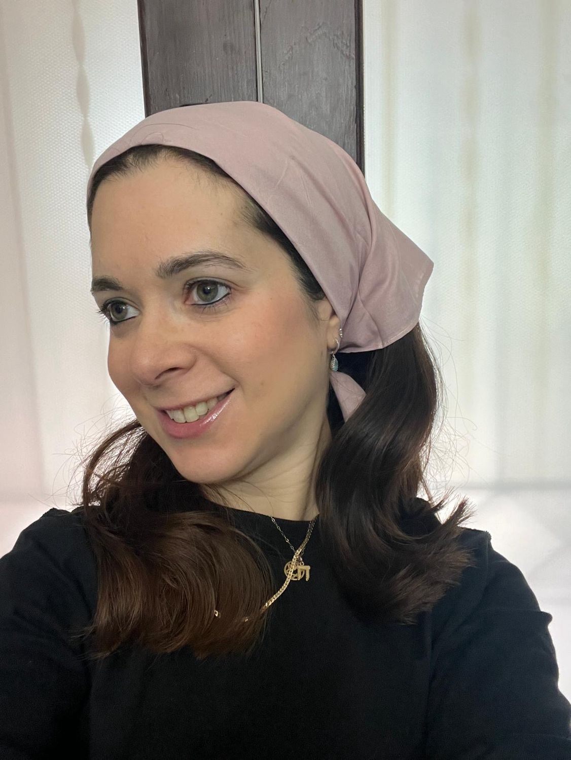 Beige/tan small square tichel.