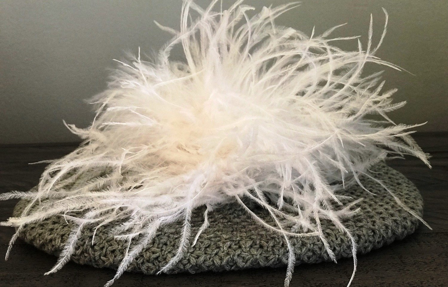 Fine knit light gray beret w/ostrich fur (color of your choice), choose: with white fur