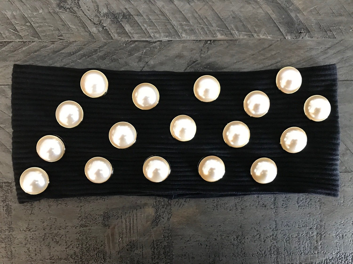 Flat ribbed headband w/gold based pearls
