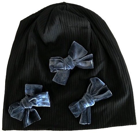 Black ribbed beanie with gray velvet bows