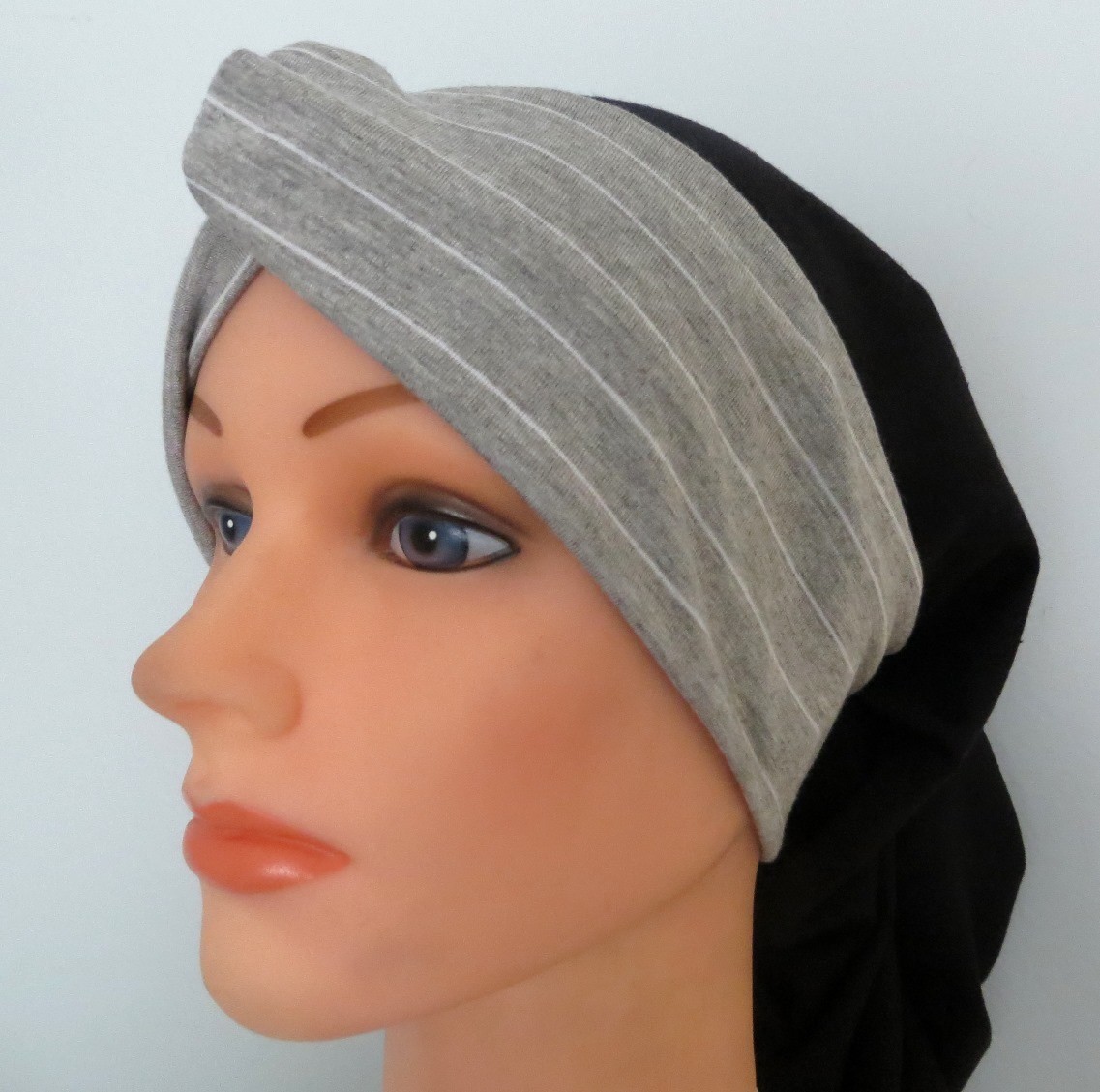 Knot snood black and gray