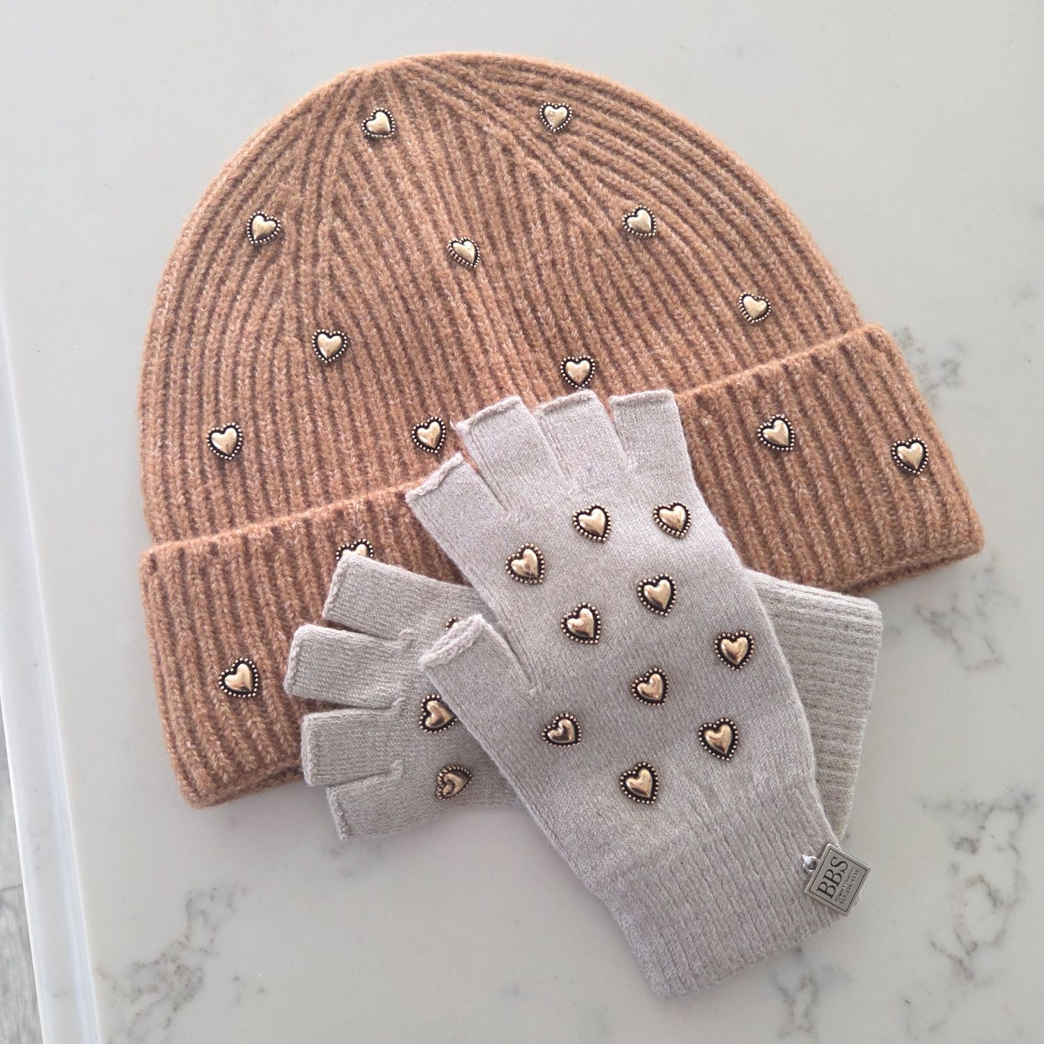 Thin half finger gloves w/bronze hearts