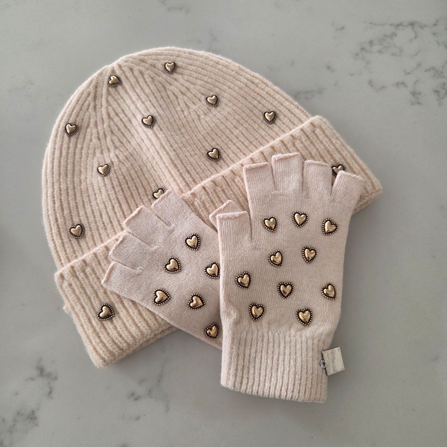 Thin half finger gloves w/bronze hearts