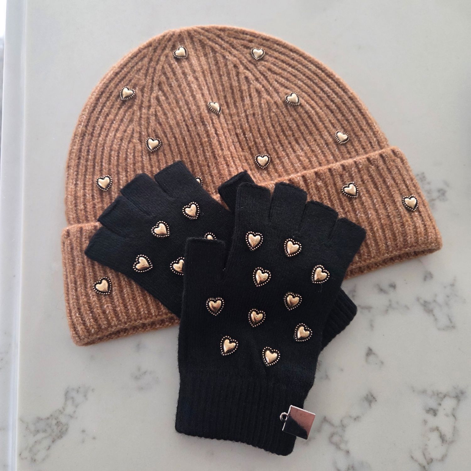 Thin half finger gloves w/bronze hearts