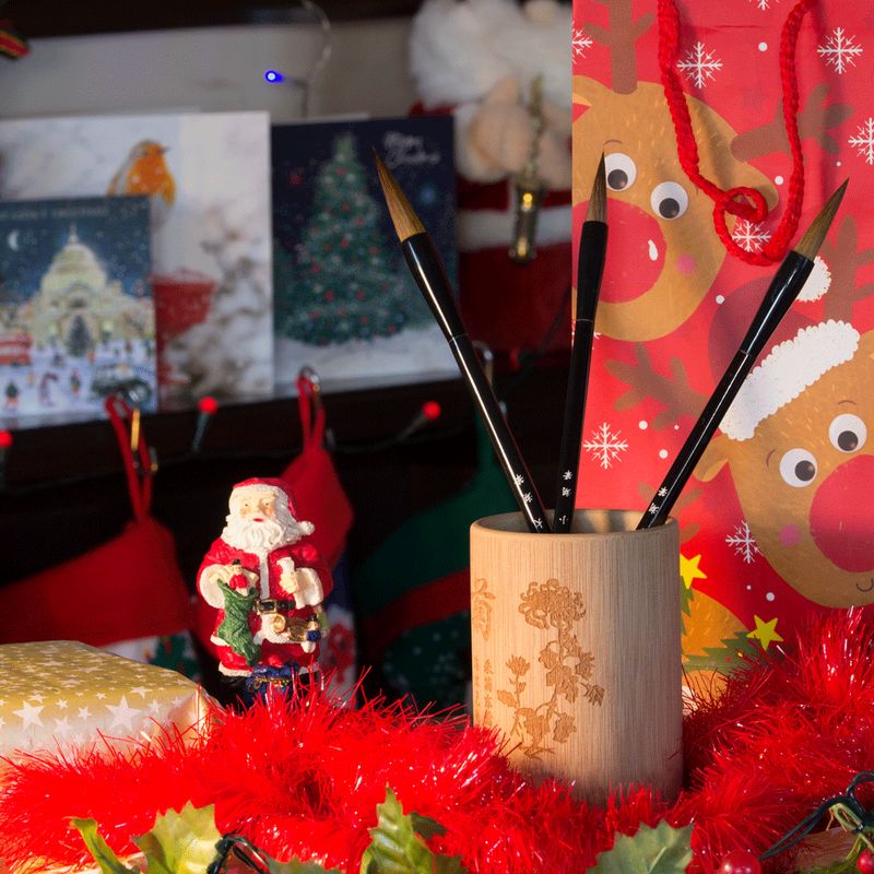 Chinese Painting gift bundle: including three traditional Sable Brushes in a Bamboo Brush Pot. Chinese Painting gift bundle: including three traditional Sable Brushes in a Bamboo Brush Pot.