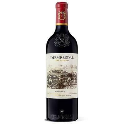 Ervaar de uitzonderlijke kwaliteit van Diemersdal The Journal Pinotage, een premium rode wijn uit Durbanville, Zuid-Afrika. Deze wijn, gemaakt van 100% Pinotage-druiven, biedt een volle body, complexe aroma's en een lange, verfijnde afdronk. Bekroond met prestigieuze onderscheidingen zoals Double Gold bij de Veritas Wine Awards en een plaats in de Absa Top 10 Pinotage Awards, is deze wijn een must-have voor liefhebbers van exclusieve wijnen. Bestel nu bij Mundi Vinum en proef de perfectie van Zuid-Afrikaanse wijnbouw