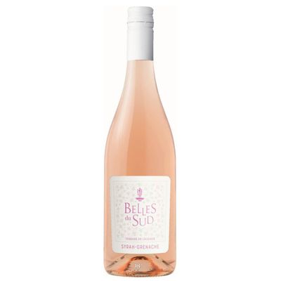 Belles du Sud Grenache Syrah Rosé – Zomerse verfijning in een glas Geniet van de elegante Belles du Sud Grenache Syrah Rosé, een verfijnde Zuid-Franse wijn met een frisse en fruitige smaak. Deze rosé, gemaakt van Grenache en Syrah, biedt tonen van rood fruit, citrus en een vleugje kruidigheid. Perfect bij lichte gerechten, zomerse avonden en ontspannende momenten. Nu verkrijgbaar bij Mundi-Vinum. Ontdek deze heerlijke rosé en laat je verrassen!