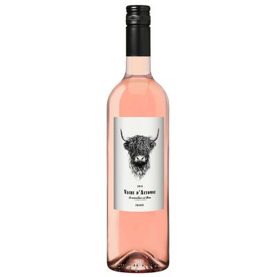 Fles Vache d'Automne Rosé wijn uit de Pays d'Oc streek in Languedoc, Frankrijk. Gemaakt van 100% Cinsault druiven, met aroma's van frambozen, aardbeien en witte bloesem. Een frisse, fruitige en soepele rosé met een lichte kruidigheid en een droge afdronk, perfect voor zomerse gelegenheden
