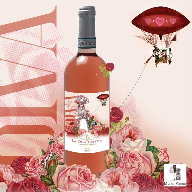 Glas en fles ‘La Diva Cattiva’ Italiaanse wijn van Maccagno een zomers terraswijn –Nebbiolo-rosé uit de Langhe Piemonte