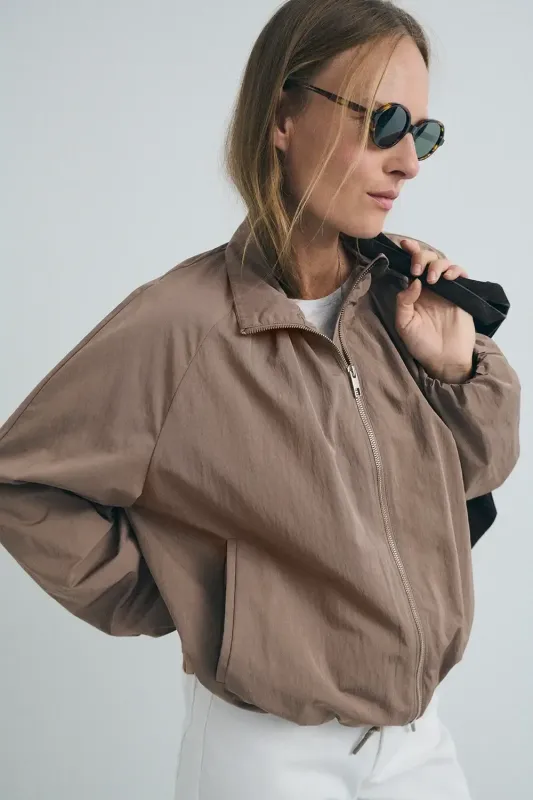 CHAQUETA BOMBER MONTBLANC TAUPE CHAQUETA BOMBER MONTBLANC TAUPE
