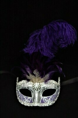 Máscara con pluma en púrpura y plata