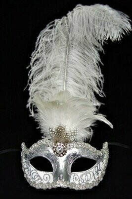 Máscara con pluma en blanco y plata