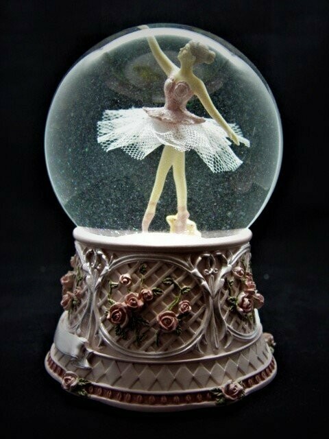 Bola de cristal con música y bailarina rosa 18cm