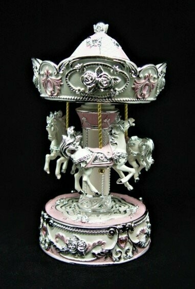 Carrusel musical con movimiento , metal rosa