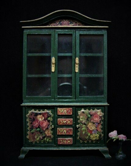 Vitrina verde con flores en miniatura