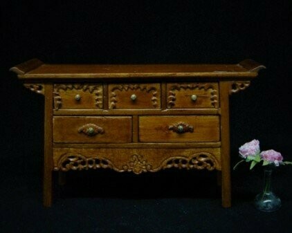 Consola de madera en miniatura